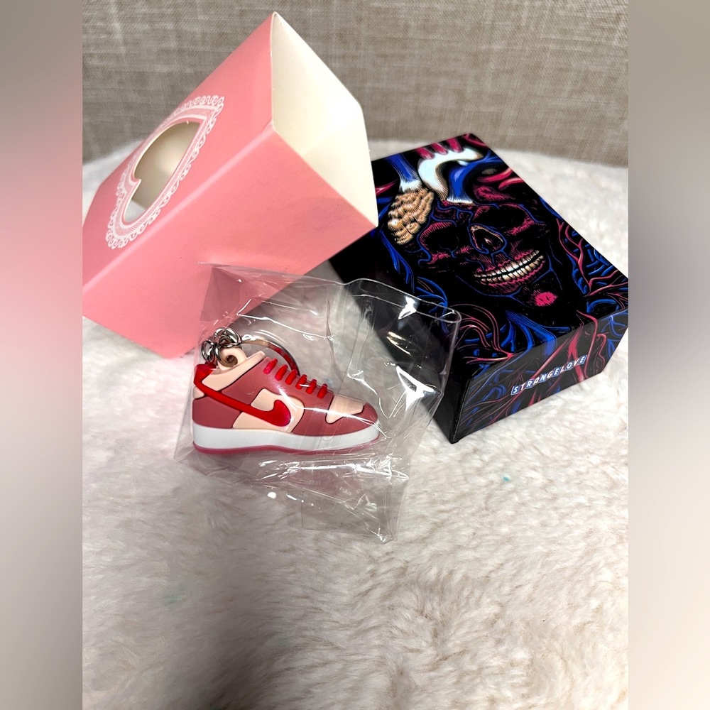 Strange love dunks keychain with box